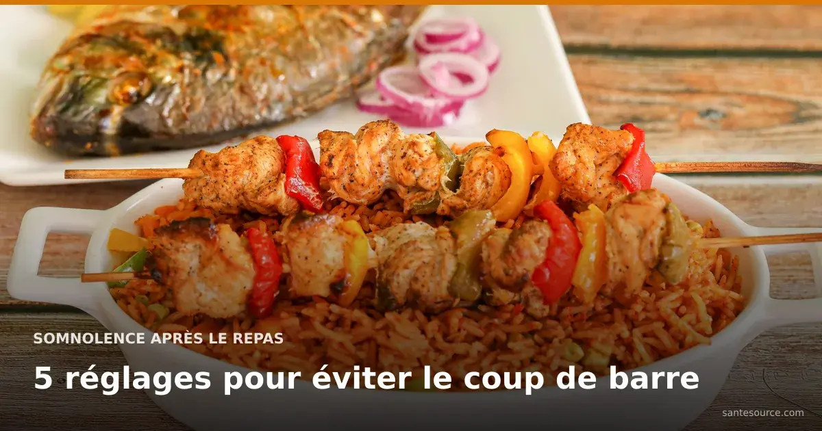 Plat de riz jollof, brochettes de poulet et poisson braisé, un déjeuner copieux qui favorise la somnolence après repas